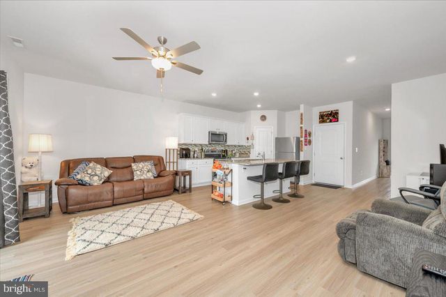 31 BLOOMSBURY ST, Falling Waters, WV 25419