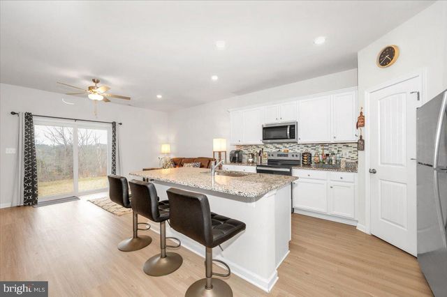 31 BLOOMSBURY ST, Falling Waters, WV 25419