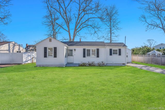 20 Willyn Road, Blue Point, NY 11715