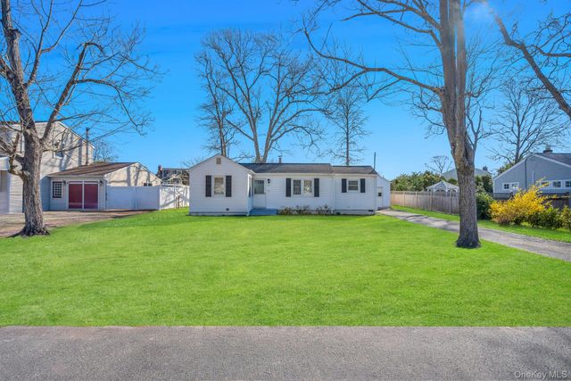 20 Willyn Road, Blue Point, NY 11715