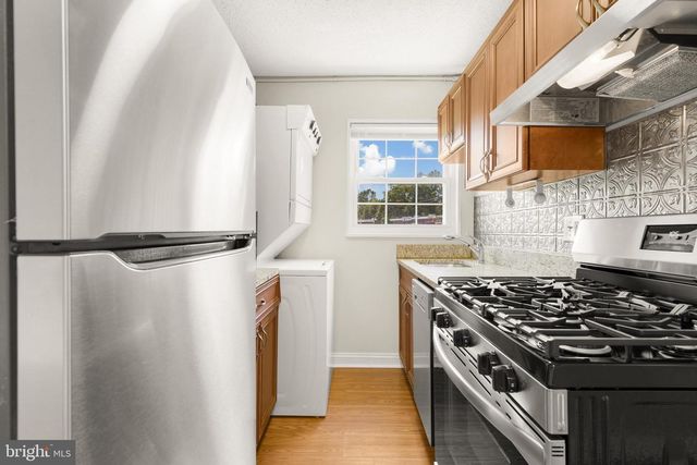 2305 FARRINGTON AVE #203, Alexandria, VA 22303