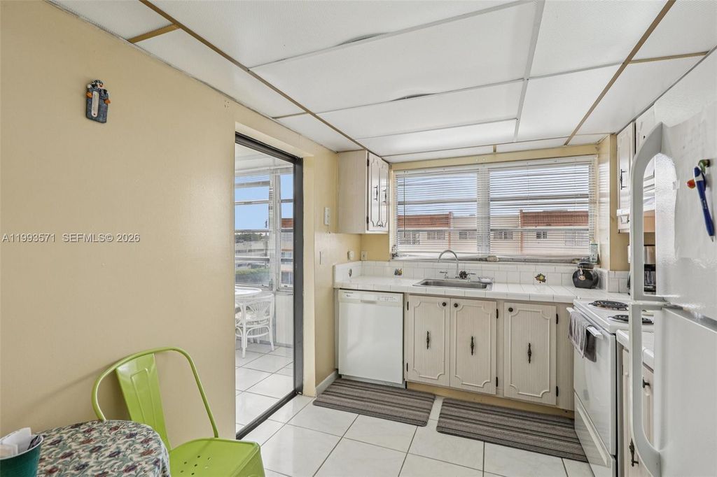 Image 17 of property listing at 2301 NW 41st Ave 403, Lauderhill, FL 33313