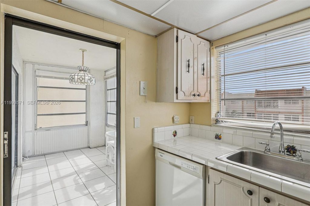 Image 19 of property listing at 2301 NW 41st Ave 403, Lauderhill, FL 33313