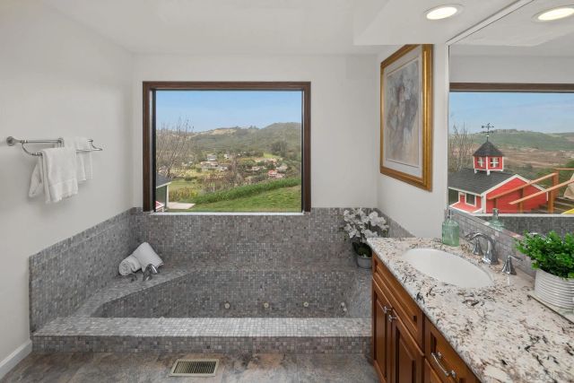 29509 Hoxie Ranch Rd, Vista, CA 92084