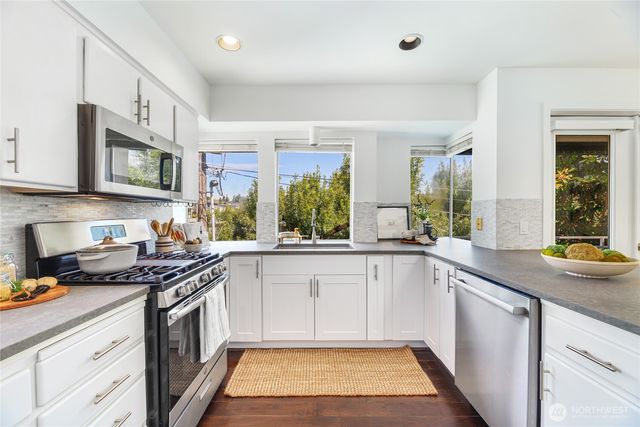 3661 Albion Place N #5, Seattle, WA 98103