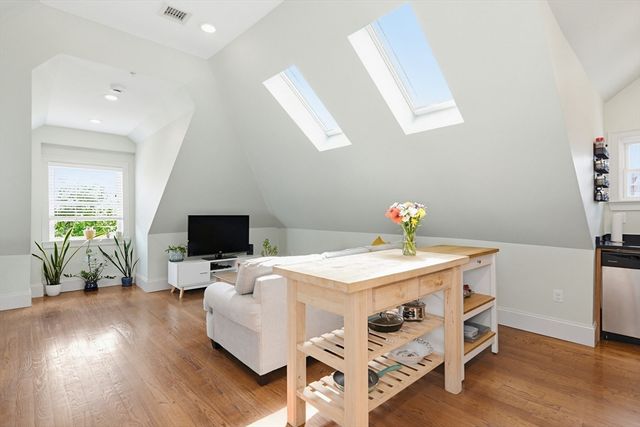 77 South St 3, Boston, MA 02130