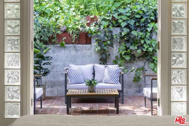 1115 N Beverly Glen Boulevard, Los Angeles, CA 90077