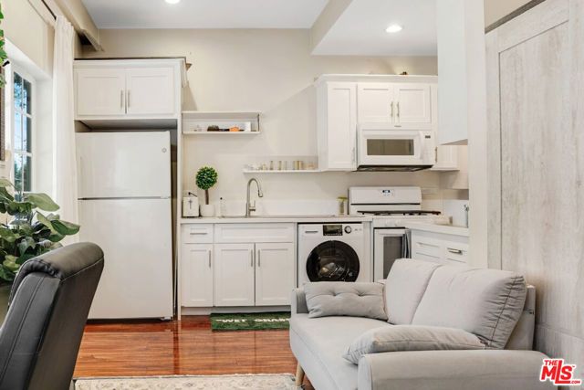 1115 N Beverly Glen Boulevard, Los Angeles, CA 90077