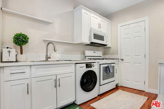 1115 N Beverly Glen Boulevard, Los Angeles, CA 90077