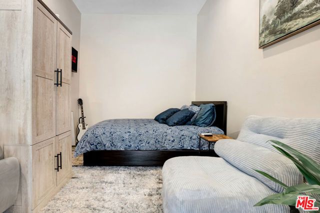 1115 N Beverly Glen Boulevard, Los Angeles, CA 90077