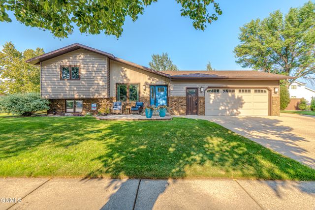 3504 Overlook Drive, Bismarck, ND 58503 property photo