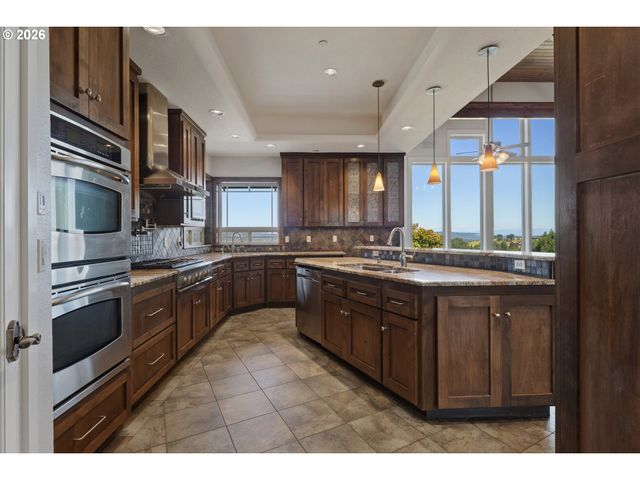 18885 Ne BUENA VISTA Dr, Dundee, OR 97115