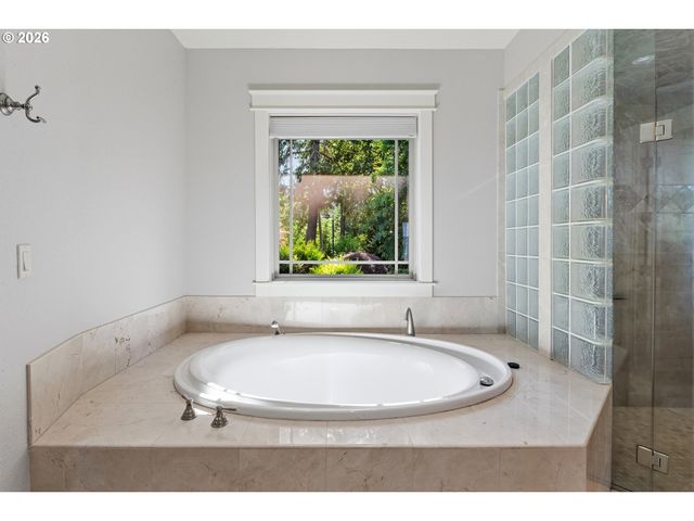 18885 Ne BUENA VISTA Dr, Dundee, OR 97115