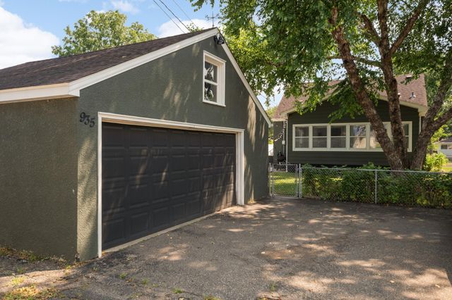 935 Iowa Avenue W, Saint Paul, MN 55117