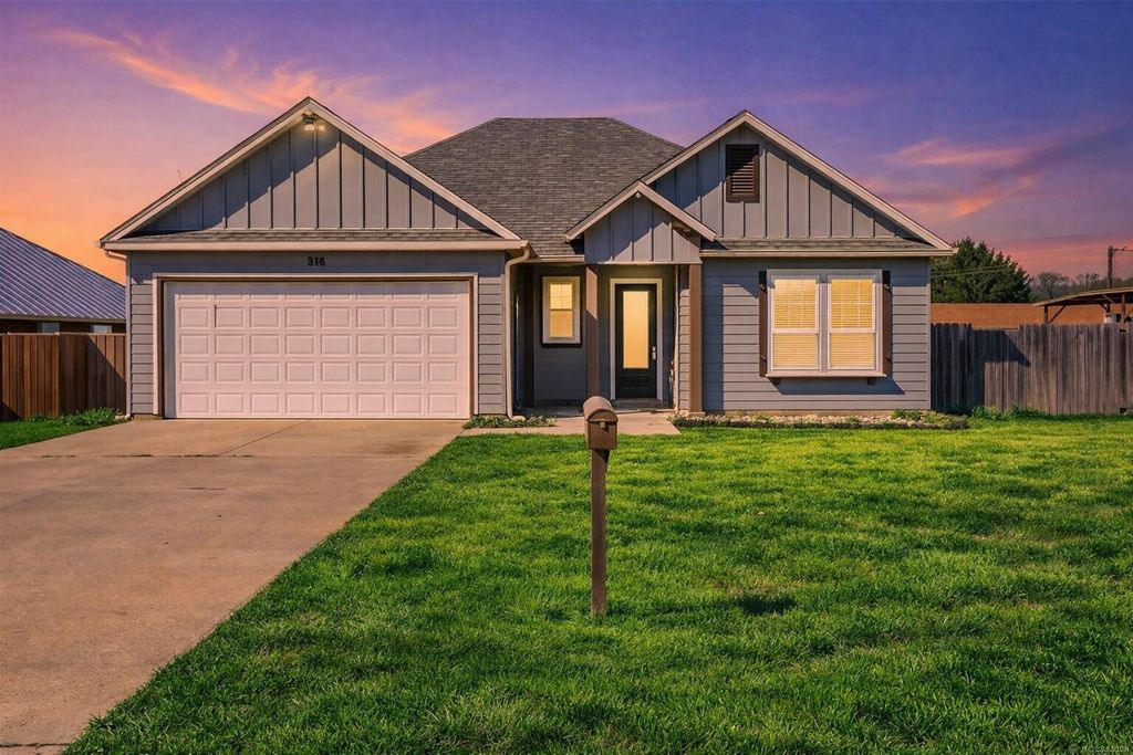 315 Ashwood Street, Azle, TX 76020