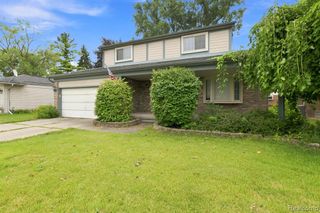 18238 Red Oaks Drive, Macomb, MI 48044