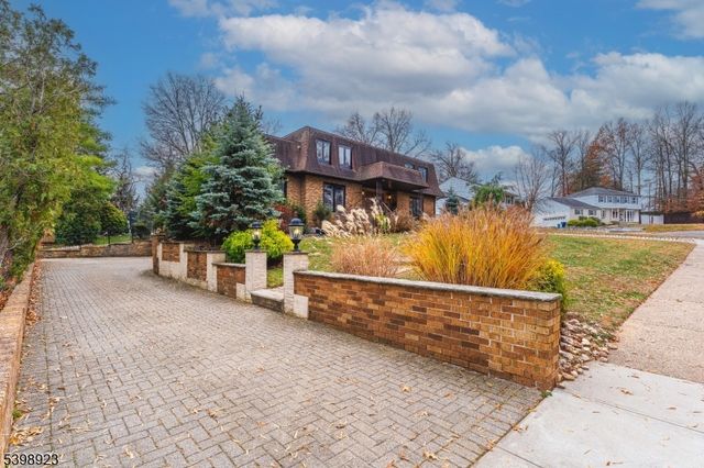 17 Rolling Hill Way, Clark Twp., NJ 07066