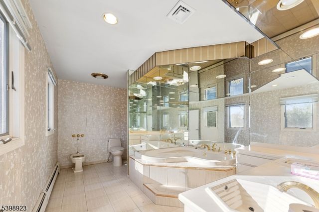 17 Rolling Hill Way, Clark Twp., NJ 07066