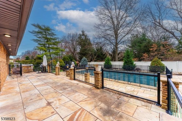 17 Rolling Hill Way, Clark Twp., NJ 07066