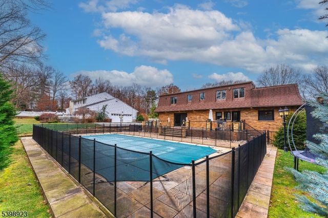 17 Rolling Hill Way, Clark Twp., NJ 07066