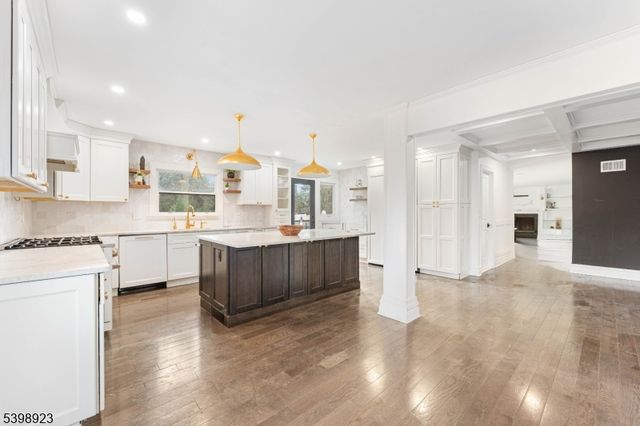 17 Rolling Hill Way, Clark Twp., NJ 07066