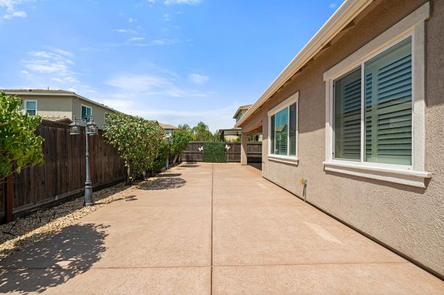5510 Snowbrush Dr, Rocklin, CA 95677