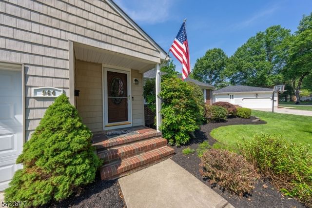 964 Crescent Dr, Rahway City, NJ 07065