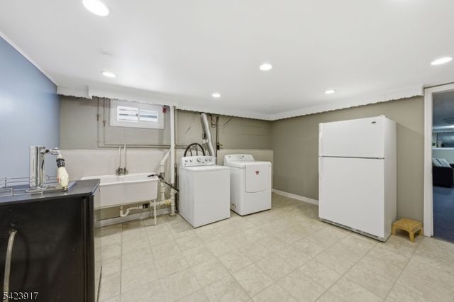 964 Crescent Dr, Rahway City, NJ 07065