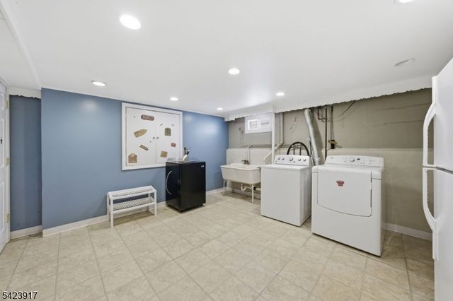 964 Crescent Dr, Rahway City, NJ 07065