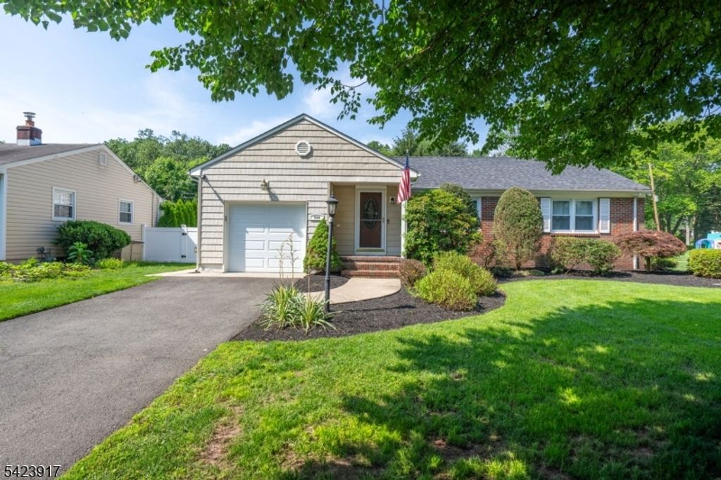 964 Crescent Dr, Rahway City, NJ 07065