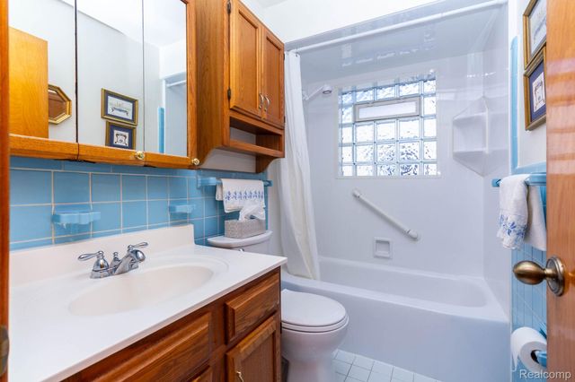 16717 Windermere Circle, Southgate, MI 48195