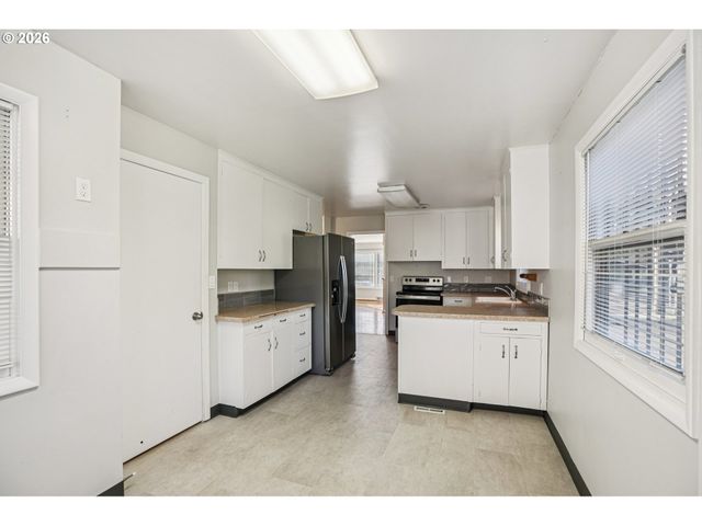 10985 Se HOLGATE Blvd, Portland, OR 97266