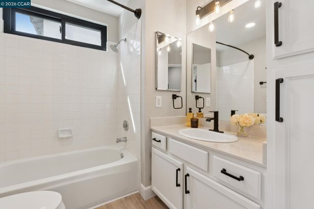 2554 Holly View Ct, Martinez, CA 94553