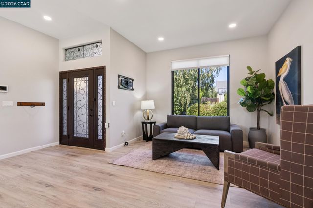 2554 Holly View Ct, Martinez, CA 94553