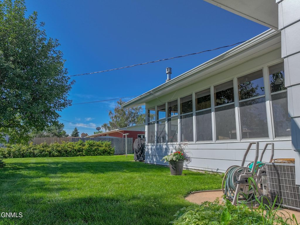 815 14th Street W, Williston, ND 58801 photo 4