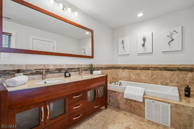 3 30Th St, Fair Lawn Boro, NJ 07410