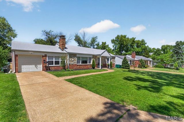 415 Larkhill Court, Webster Groves, MO 63119