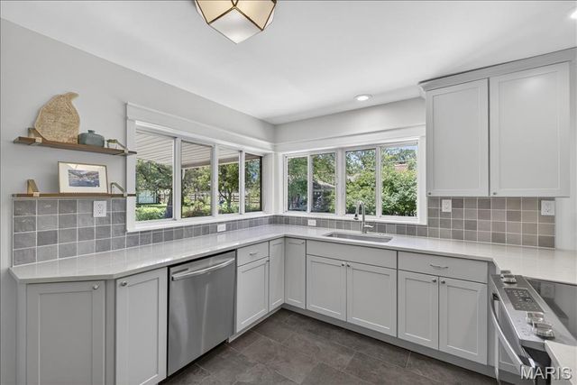 415 Larkhill Court, Webster Groves, MO 63119