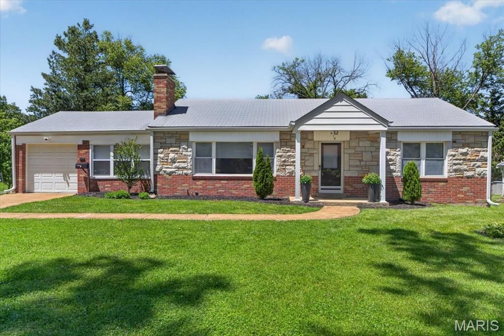 415 Larkhill Court, Webster Groves, MO 63119