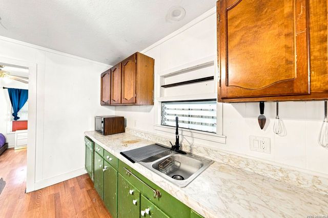 3330 W Laurel St, San Antonio, TX 78228