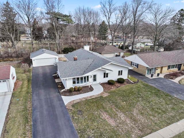 460 E Broadway Avenue, Crystal Lake, IL 60014