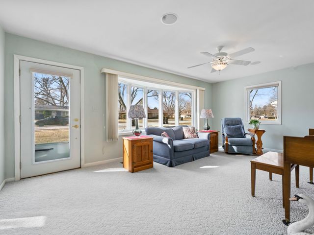 460 E Broadway Avenue, Crystal Lake, IL 60014