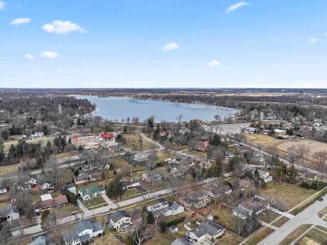 460 E Broadway Avenue, Crystal Lake, IL 60014