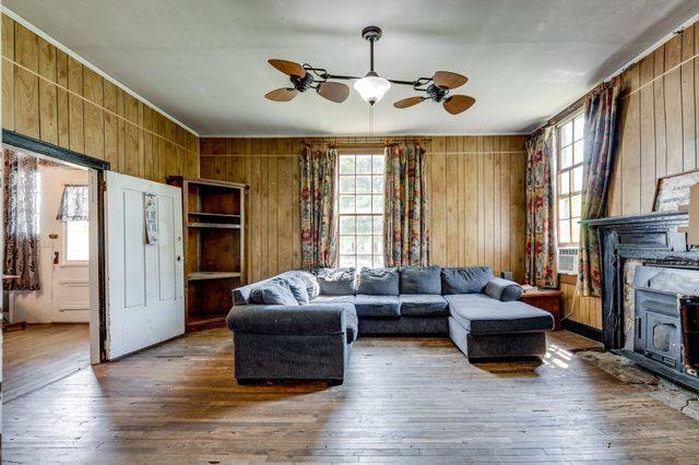 2012 Hoovers Rd, Duck River, TN 38454