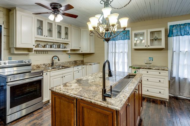 2012 Hoovers Rd, Duck River, TN 38454
