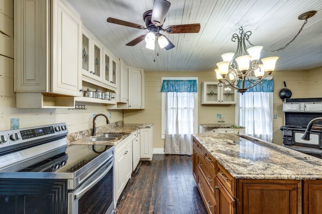 2012 Hoovers Rd, Duck River, TN 38454