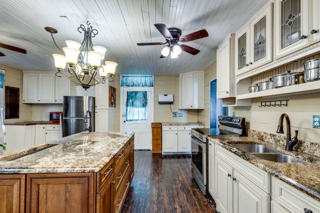 2012 Hoovers Rd, Duck River, TN 38454