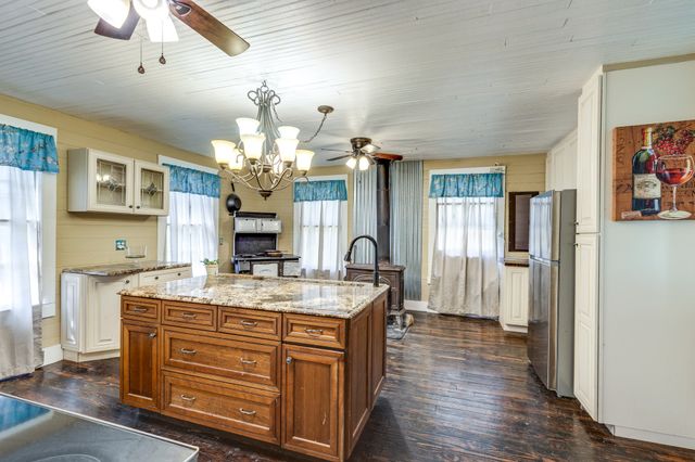 2012 Hoovers Rd, Duck River, TN 38454