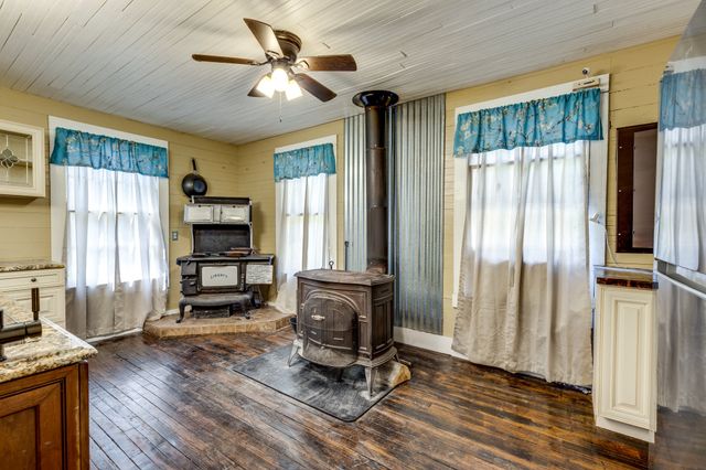 2012 Hoovers Rd, Duck River, TN 38454