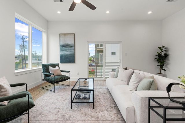 4702 Thornton Views Rd, Houston, TX 77018